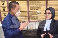 Siti Noryani (kanan) berbincang dengan anak guamnya selepas prosiding di Mahkamah Tinggi Shah Alam.