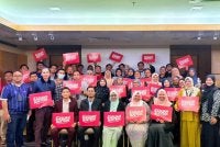 Nurhayati (duduk, tiga dari kanan) bersama kakitangan EXIM Bank.