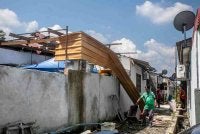 Keadaan rumah yang terkesan susulan kejadian ribut semalam di Taman Damai. Foto Bernama 
