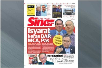 Laporan muka depan Sinar Harian pada Rabu berhubung desakan bebebrapa parti terhadap Azam supaya meletak jawatan susulan kontroversi pemilikan saham