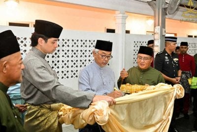 Al-Sultan Abdullah menyempurnakan majlis memasyhurkan Masjid Taman Bukit Bendera, Mentakab dengan nama Masjid Tengku Amir Ibrahim Sultan Abdullah, Taman Bukit Bendera dengan menandatangani plak khas disediakan. Foto FB Kesultanan Pahang