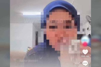 Tangkap layar video tular wanita minum air sambil buat siaran langsung.