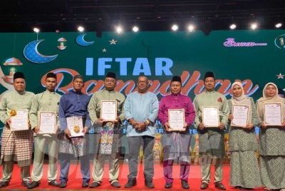 Mohd Suffian (empat,kanan) bersama kakitangan semasa menerima pengiktirafan Sijil Tempat Kerja Bebas Dadah (TEKAD) yang diberikan oleh AADK Kota Bharu kepada Queen Express di Kota Bharu. Foto HAZELEN LIANA KAMARUDIN