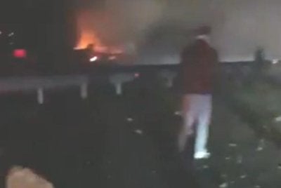 Tangkap layar video di lokasi kejadian jet pejuang F-16 Turkiye terhempas yang dikongsi pengguna X. 