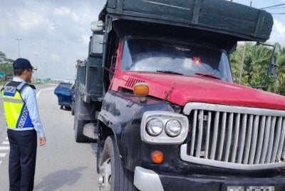 JPJ menahan sebuah Lori yang disyaki melanggar lampu isyarat di Jalan Banting pada Selasa.