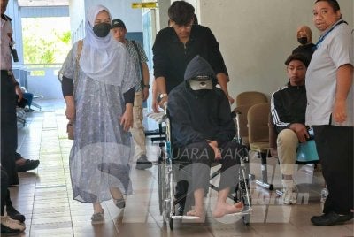 Pemandu Honda Jazz yang hadir ke mahkamah dengan ditemani keluarga.