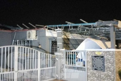 Keadaan rumah penduduk yang rosak akibat ribut ketika tinjauan di Taman Damai pada Selasa.