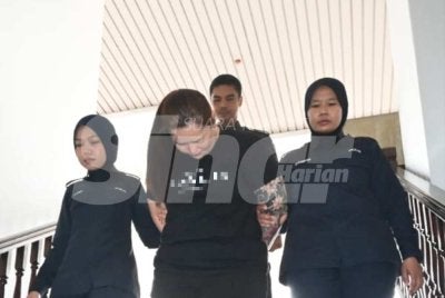 Joyleen Low Mei Ling (tengah) mengaku bersalah di Mahkamah Majistret Ayer Keroh pada Rabu.