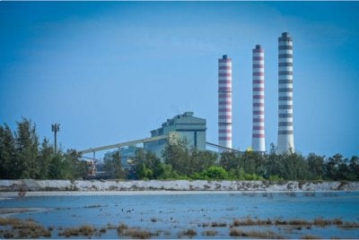 Stesen Janakuasa Sultan Salahuddin Abdul Aziz di Kapar, Klang berkapasiti 2,200 megawatt (MW) ini mempunyai keupayaan penjanaan daripada tiga bahan api – gas, minyak dan arang batu, yang menyokong operasi yang fleksibel dan berdaya harap 