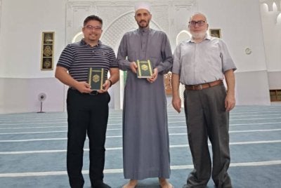 Penulis bersama Imam Dr Chik Kamel Seif dan pengurusan Masjid Ibrahim Al-Ibrahim ketika serahan Mushaf UNISSA Brunei cetakan Nasyrul Quran dan terjemahan al-Quran Bahasa Sepanyol (Latin) di Caracas.