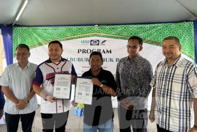 MoU ditandatangani Mohd Ridhwan (dua dari kiri) dengan Abdul Hakim (tengah) pada Selasa.