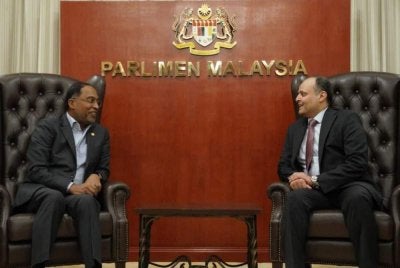 Zambry (kiri) menerima kunjungan Osamah di Bangunan Parlimen pada Rabu.