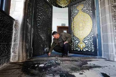 Keadaan pintu masuk masjid tersebut yang musnah. - Foto Agensi