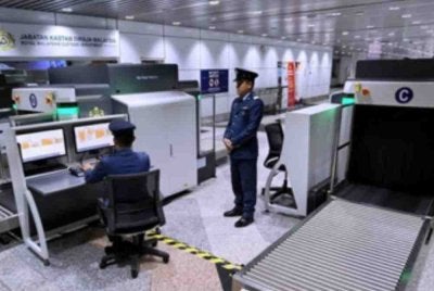 Kerosakan mesin pengimbas di Lapangan Terbang Labuan menyebabkan kesulitan selepas penumpang perlu membuka bagasi mereka untuk pemeriksaan secara manual di balai pelepasan. Gambar hiasan 