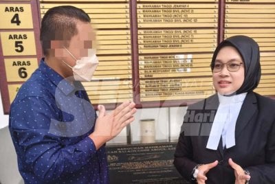 Siti Noryani (kanan) berbincang dengan anak guamnya selepas prosiding di Mahkamah Tinggi Shah Alam.