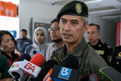Mohd Shuhaily memberi penerangan pada sidang media selepas menerima taklimat mengenai insiden tembakan terhadap kenderaan Komander AKPS Bukit Kayu Hitam pada Rabu. Foto Bernama