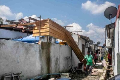 Keadaan rumah yang terkesan susulan kejadian ribut semalam di Taman Damai. Foto Bernama 