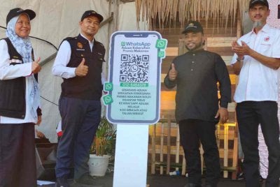 Dr Mohd Azman (dua dari kiri) semasa merasmikan Program 'Walkabout' Peringkat Negeri Kelantan di Bazar Ramadan Stadium Sultan Muhammad IV di Kota Bharu pada Rabu. Foto:SINAR HARIAN/HAZELEN LIANA KAMARUDIN
