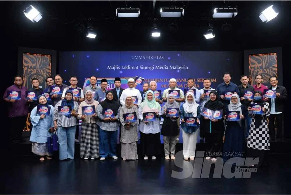 Datuk Hussamuddin (lapan dari kanan, belakang) ketika hadir Majlis taklimat sinergi media sempena World #QuranHour 2026 yang berlangsung di Studio My #QuranTime, Karangkraf pada Rabu. FOTO: MOHD HALIM ABDUL WAHID