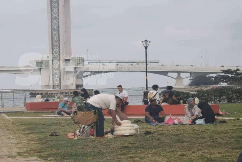 Orang ramai mula memenuhi ruangan dataran dan kawasan lapang berdekatan jambatan angkat seawal jam 5.30 petang bagi mendapatkan tempat terbaik untuk menikmati juadah berbuka puasa.