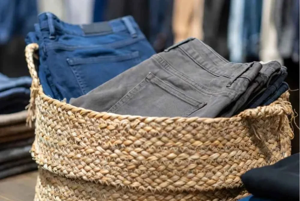 Lambakan barang dari luar negara dengan subsidi logistik melampau secara perlahan-lahan membunuh ekosistem usahawan tempatan. Foto dijana AI