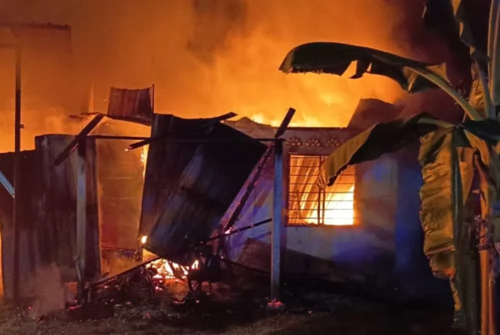 Lima sekeluarga ditemukan rentung dalam kebakaran sebuah rumah di Kampung Pamah Kulat, Raub pada Khamis. FOTO: Bomba Pahang
