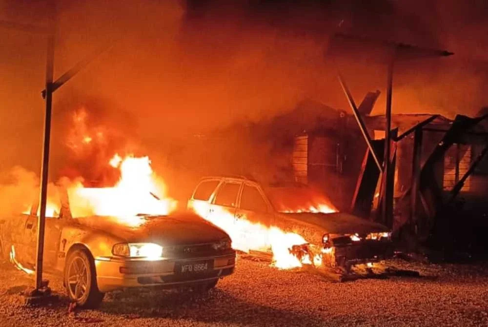 Kebakaran turut memusnahkan tiga buah kereta serta tiga buah motosikal. FOTO: Bomba Pahang