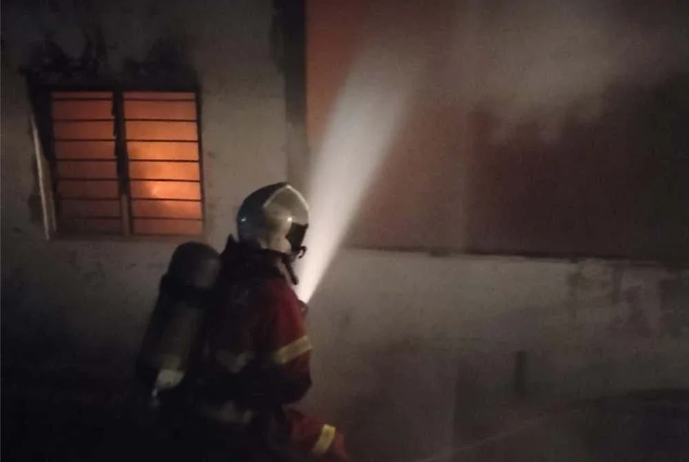 Api marak membakar hampir keseluruhan rumah. Foto: JBPM Perak. Foto: JBPM Perak