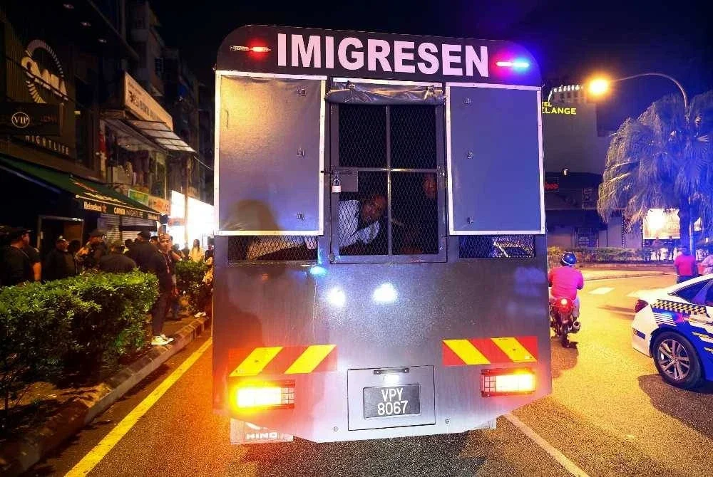 Seorang pegawai Jabatan Imigresen Malaysia cedera selepas dirempuh seorang warga asing dalam operasi penguatkuasaan di sebuah pusat hiburan di Bukit Bintang, Kuala Lumpur pada Khamis. FOTO: Bernama
--fotoBERNAMA (2026) HAK CIPTA TERPELIHARA