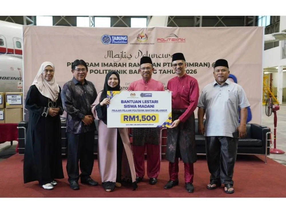 Norliza (tiga dari kiri) menyerahkan replika kad Bantuan Lestari Siswa MADANI berjumlah RM1,500 kepada Pengarah Politeknik Banting,Ts Ibrahim Buhan (dua dari kanan) dan disaksikan Azirin (tiga dari kanan). / Foto: Rosli Talib
