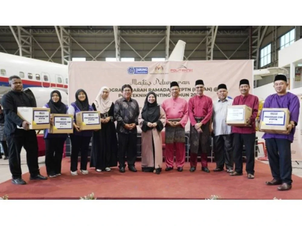 Norliza (tengah) Abdul Razak (lima dari kiri) dan Azirin (tujuh dari kiri) bergambar bersama penerima sumbangan Kit Kasih PTPTN.
Foto: Rosli Talib