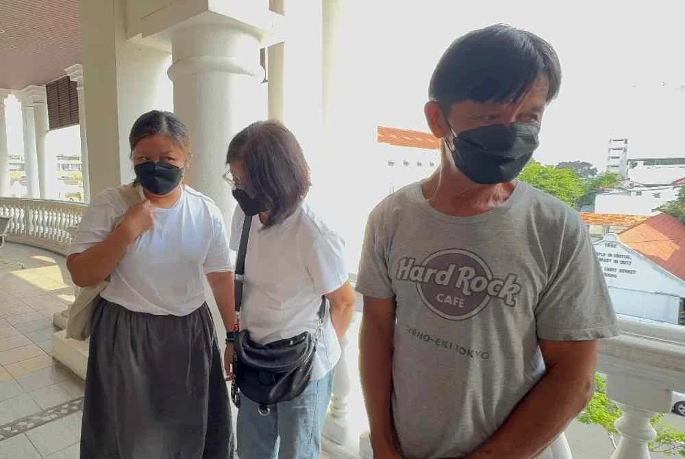 Eng Chen (kanan) dan Paik Eng (tengah) hadir ke Mahkamah Sesyen Jenayah 2, George Town pada Khamis dengan ditemani anak mereka yang juga pengurus syarikat berkenaan.