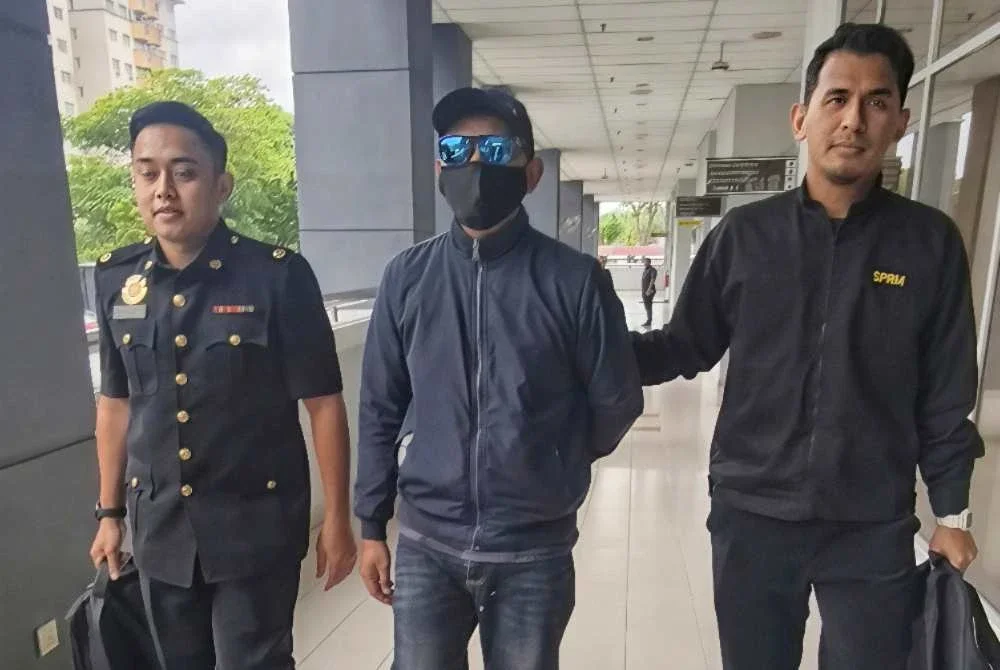 Ismail Saari dibawa SPRM ke Mahkamah Sesyen Seremban.