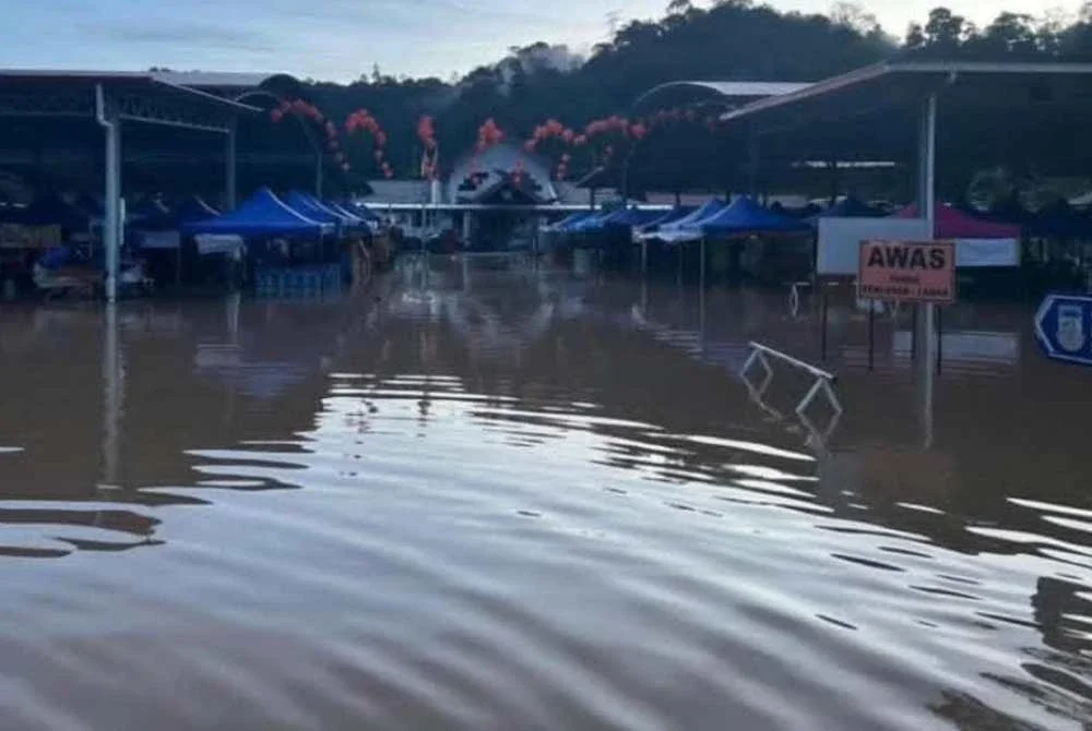 Tapak bazar Ramadan di Pekan Beaufort turut ditenggelami air.