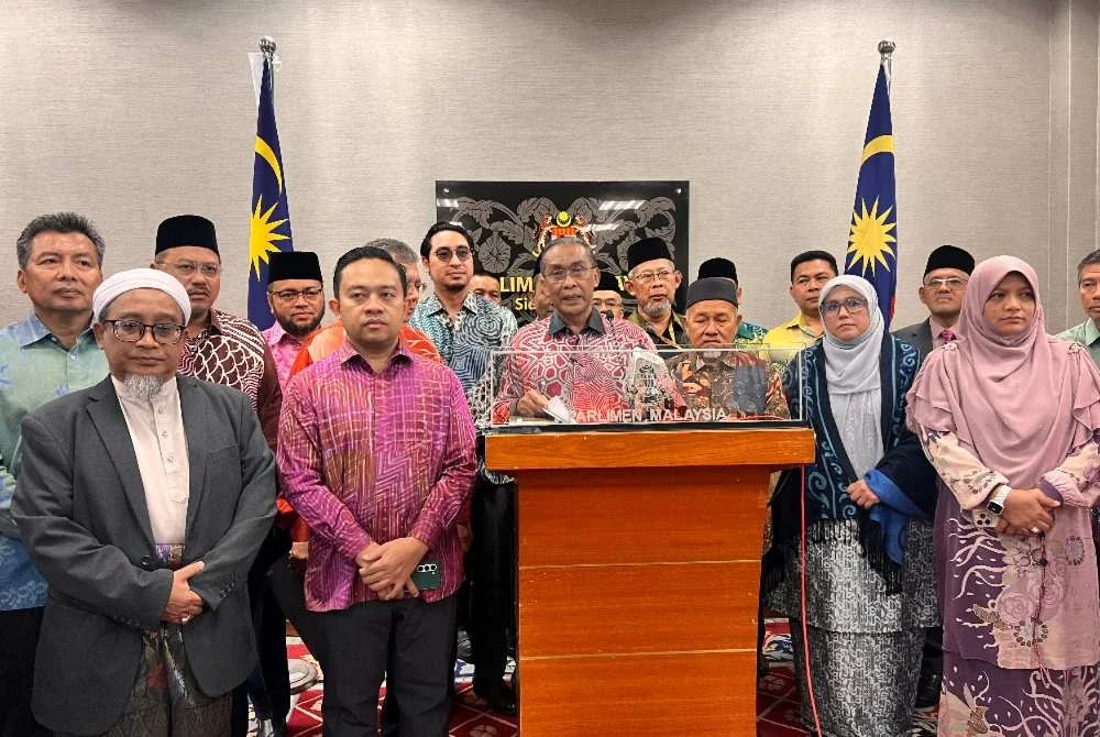Takiyuddin (tengah) ketika sidang media di bangunan Parlimen pada Khamis