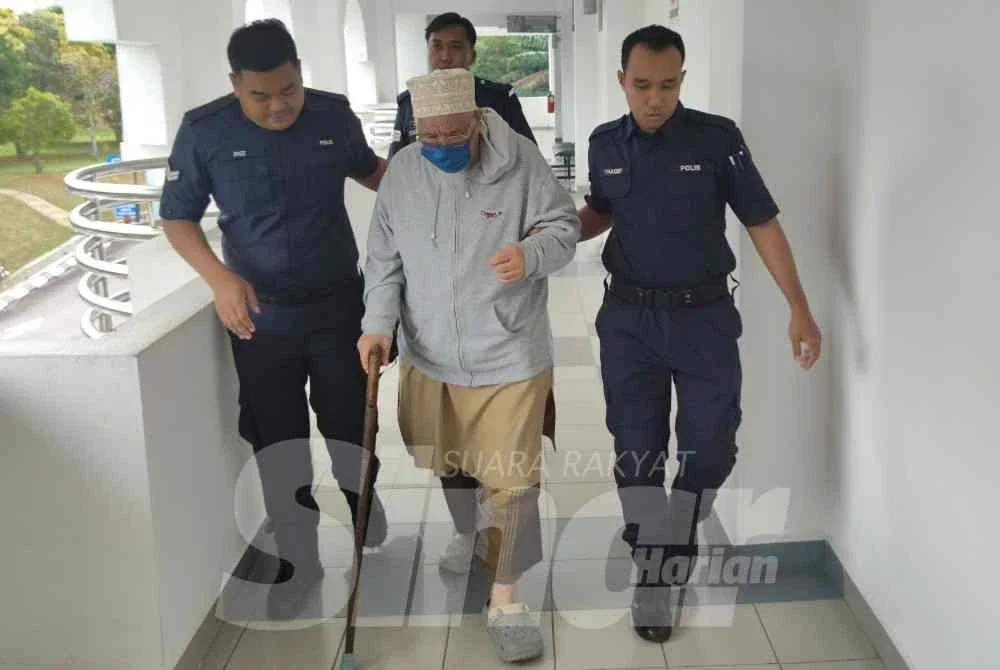 Muhammad Salleh (tengah) dibawa ke Mahkamah Majistret Alor Gajah atas pertuduhan cabul seorang wanita pada Khamis.