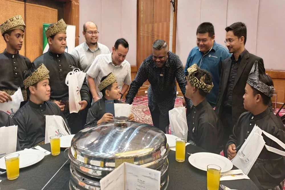 Arul Kumar beramah mesra dengan anak-anak yatim dalam Majlis SWM Kasih Santun Ramadan dan Iftar di Seremban pada Rabu.