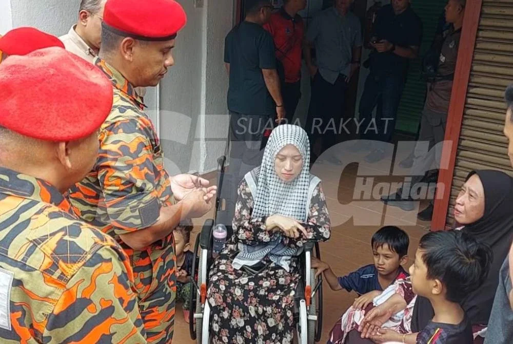 Ketua Pengarah Jabatan Bomba dan Penyelamat Malaysia (JBPM), Datuk Seri Norhisham Mohamed menziarahi ahli keluarga mangsa yang menunggu proses bedah siasat di Unit Forensik Hospital Raub.
