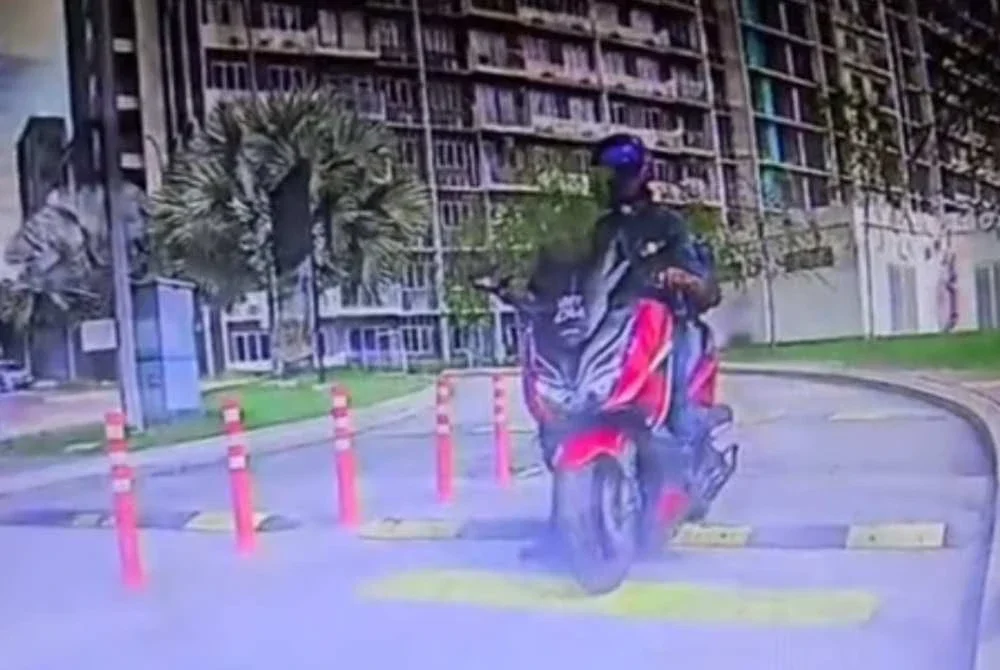 Polis sedang memburu seorang lelaki disyaki mencuri sebuah motosikal di parkir Residensi Adelia Bangi pada Selasa.