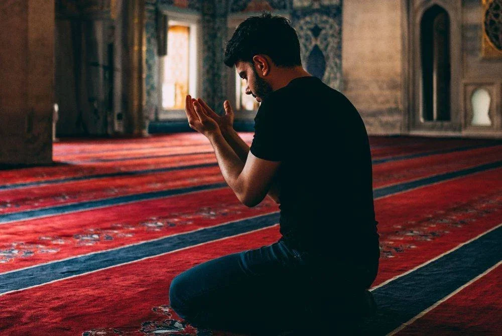 PERBANYAKKAN berdoa, berzikir, membaca al-Quran dan pelbagai ibadah lain pada bulan Ramadan. Foto Canva