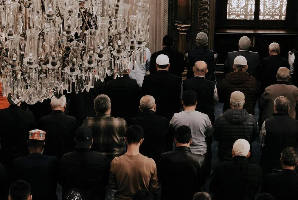 HIDUPKAN malam-malam Ramadan dengan solat tarawih di samping ibadah-ibadah lain. Foto Canva