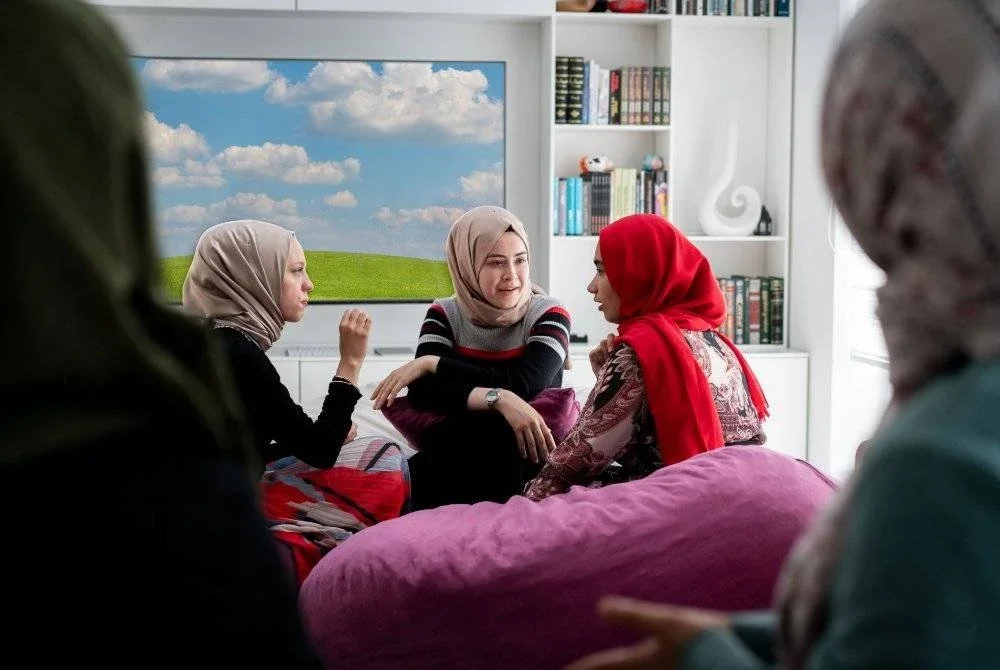 TINGGALKAN perbuatan keji seperti mengumpat, menipu dan memfitnah serta perbuatan maksiat lain. Foto Canva