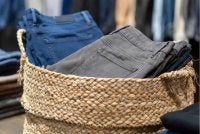 Lambakan barang dari luar negara dengan subsidi logistik melampau secara perlahan-lahan membunuh ekosistem usahawan tempatan. Foto dijana AI