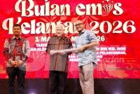 Kamarudin (tengah) semasa Majlis Peluncuran Bulan Emas Kelantan 2026 di Kota Bharu pada Rabu malam. Foto: HAZELEN LIANA KAMARUDIN