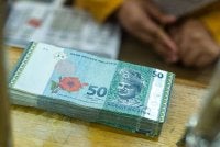 Ringgit dibuka tinggi berbanding dolar AS pada Khamis, disokong oleh prospek ekonomi Malaysia yang positif.