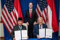 Prabowo (kiri) dan Trump semasa menandatangani perjanjian perdagangan antara Indonesia dan AS di Washington.-Agensi