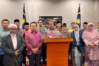 Takiyuddin (tengah) ketika sidang media di bangunan Parlimen pada Khamis