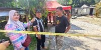 Norizan bersama suami, Azahari (kanan) dan salah seorang abangnya menunjukkan keadaan rumah peninggalan arwah ibunya yang musnah terbakar hingga mengorbankan penyewa lima sekeluarga.