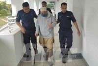 Muhammad Salleh (tengah) dibawa ke Mahkamah Majistret Alor Gajah atas pertuduhan cabul seorang wanita pada Khamis. 