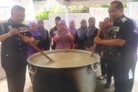 Zakaria (kiri) menghadiri program Semarak Ramadan di Ibu Pejabat JIM di Putrajaya pada Khamis.